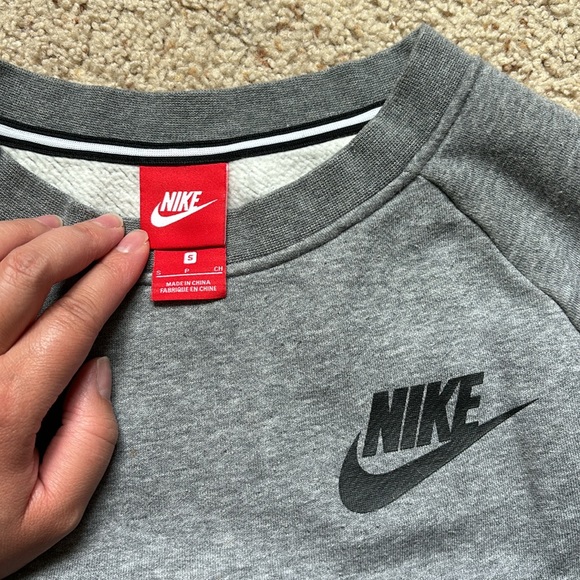 Nike Women’s Crewneck Sweatshirt - Picture 2 of 3